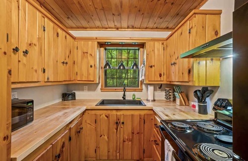 Rocky Grove Cabin | Creekside Getaway Near Park & Gatlinburg