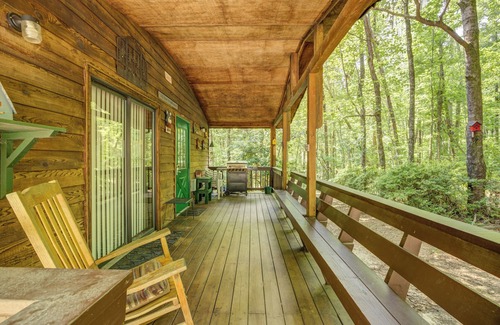 Sautee Nacoochee Cottage | Creekside Haven - Cozy Pet Friendly Getaway