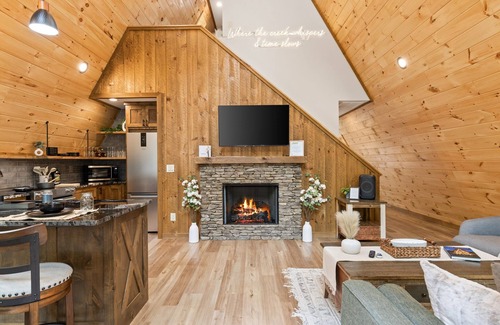 Morganton Cabin | Creekside Hot Tub Fire Pit 15 min to Town