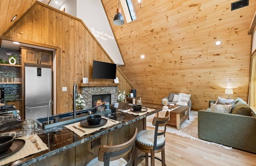 Morganton Cabin | Creekside Hot Tub Fire Pit 15 min to Town