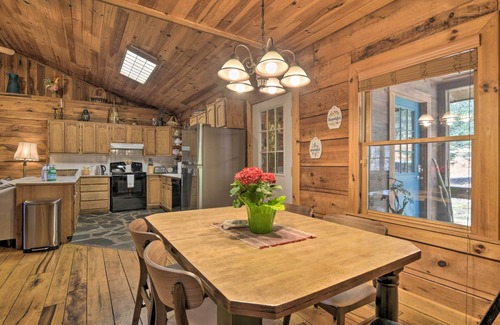 Marietta Cabin | Creekside Marietta Cabin Retreat w/Fire Pit!
