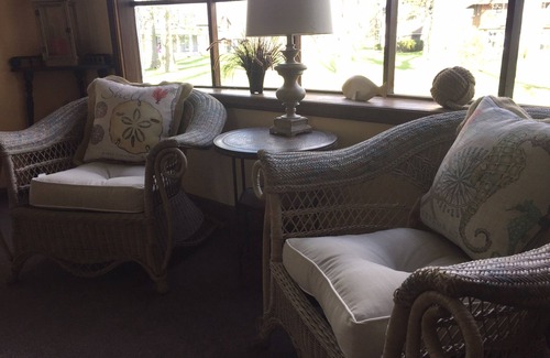 Waverly Beach Cottage | Crescent Beach Fort Erie, Ontario 3 Bedroom Beachfront Cottage