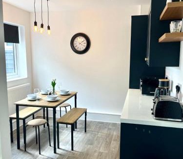 Forsbrook House | Crestfield House - Stunning Home near Alton Towers - Free Parking & Garden