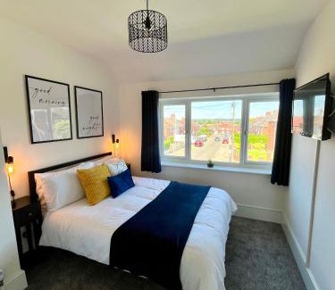 Forsbrook House | Crestfield House - Stunning Home near Alton Towers - Free Parking & Garden