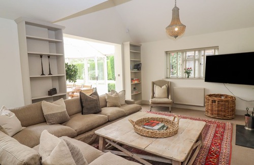 Moreton-in-Marsh Cottage | CRESWYKE HOUSE, family friendly, with open fire in Moreton-In-Marsh
