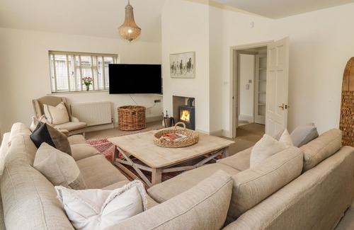 Moreton-in-Marsh Cottage | CRESWYKE HOUSE, family friendly, with open fire in Moreton-In-Marsh