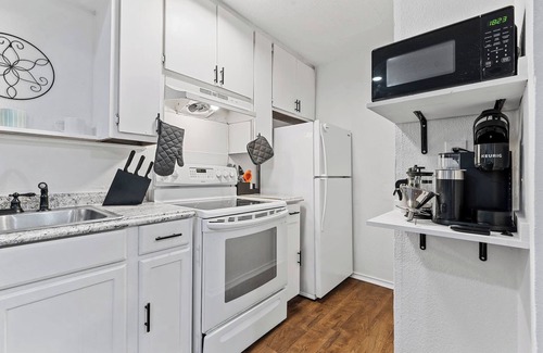 University House | Crew Suite: 2BR/2BA | Laundry | Pets l Yard l Easy