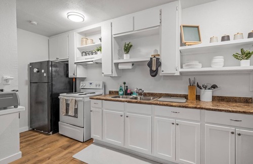 University House | Crew Suite: 2BR/2BA | On-Site Laundry | Pets OK