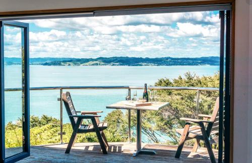 Omiha House | CrossTrees Chalet - Seaview - Waiheke Holiday Unit