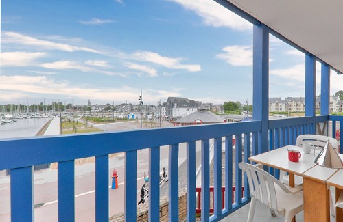 Arzon Apartment | Crouesty Harbor, flat with a pool for 4