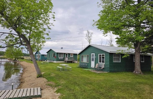 Nevis Cabin | Crow Crest Lodge Resort #3 Waters Edge, Stunning Sunsets, Family Getaway