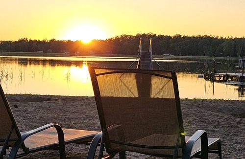 Nevis Cabin | Crow Crest Lodge Resort #3 Waters Edge, Stunning Sunsets, Family Getaway