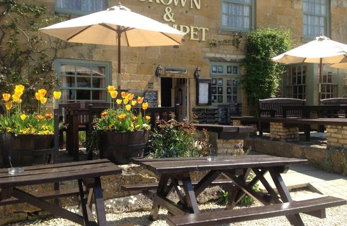 Broadway Hotel | Crown and Trumpet Inn