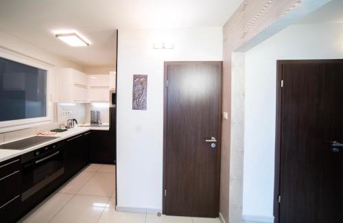 Obuda Apartment | Crown & Comfort - 4 ppl, Wi-Fi, TV, AC