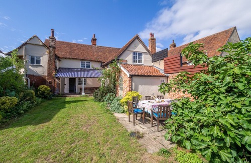 Stoke by Nayland House | Crown Cottage is a classic 16th Century Suffolk cottage, in a commanding position in Stoke-by-Naylan