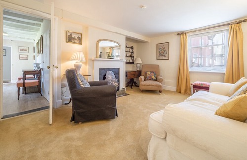 Stoke by Nayland House | Crown Cottage is a classic 16th Century Suffolk cottage, in a commanding position in Stoke-by-Naylan
