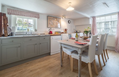 Stoke by Nayland House | Crown Cottage is a classic 16th Century Suffolk cottage, in a commanding position in Stoke-by-Naylan