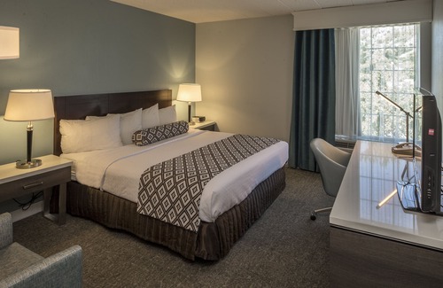 Bethel Park Hotel | Crowne Plaza Suites Pittsburgh South, an IHG Hotel