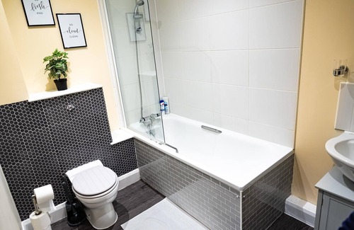 Fairfield Condo | ⭐️ Croydon apartment with balcony⭐️ hosted by ASJ Accommodations ⭐️