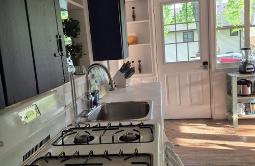 Crystal Beach Cottage | Crystal Beach-July Available 3 min walk to Beach! 3 Bedrooms, 1.5 baths.