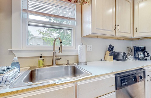 Gilmanton IW House | Crystal Lake Cottage | House in Gilmanton