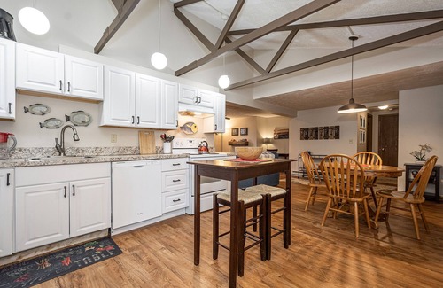McHenry House | Cub House | 5 Minutes to Skiing, Boating, Dining