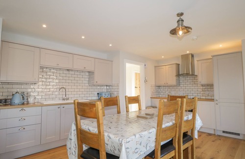 Breakish Cottage | CUILLIN SHORES, family friendly, with open fire in Broadford