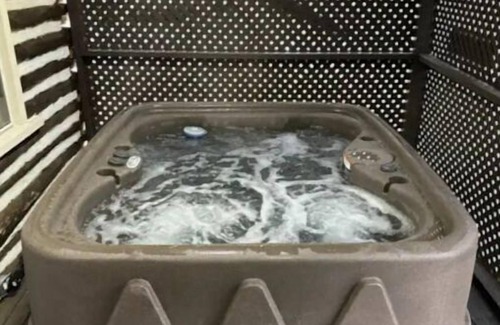 Laurelville House | Curly's Pair-a-Dice- Hocking Hills- Hot Tub!