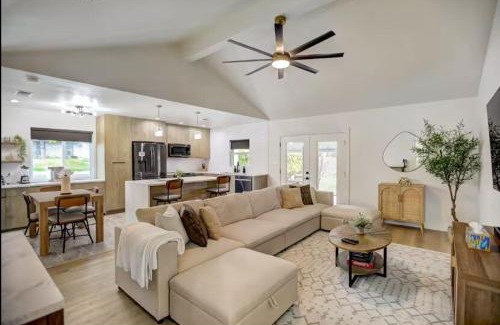 North Austin Civic Association House | Custom Designer Home. Sleeps 9. Close to domain Q2