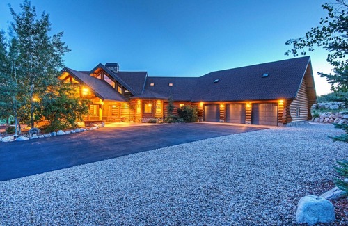 Huntsville Ski Chalet | Custom log home nestled in the mountains. Stunning valley views from every room.