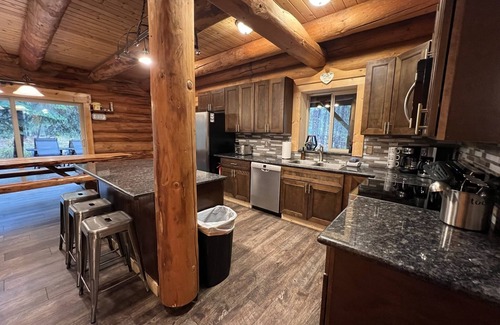 Ardenvoir House | Custom Log Home w/Hot Tub, Game Loft & 5 minute walk to River & Sandy Beach!