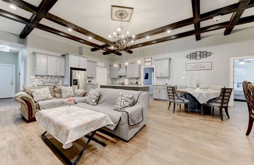 Killeen House | Custom rustic 7 bedrm 3 bath sleeps 16