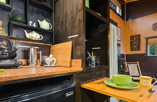 Kerns House | ❤️Custom Tiny w/ Bamboo Vibes, Firepit, Kitchen, Next to PDX's Best Eats✨