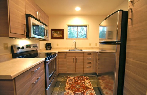West Village Cabin | CUTE 2B/1B CABIN IN THE WEST VILLAGE ON MADRONE LANE