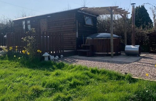 Kington Cabin | Cute and cosy Shepard hut with wood fuel hot tub