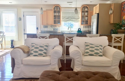 Toilla Segunda House | Cute and Cozy by the Beach, Perfect for a Beach Getaway!