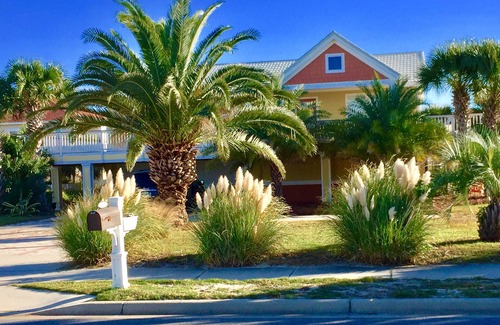 Toilla Segunda House | Cute and Cozy by the Beach, Perfect for a Beach Getaway!