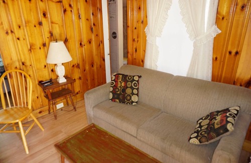 Hampton Cottage | Cute and Cozy. Short walk to Sand. Close to Attractions.