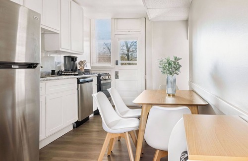 University City Apartment | Cute Apt Near Loop - WashU - BJC