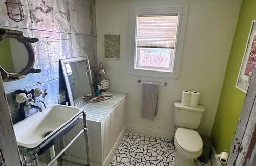 Benzonia House | Cute & Artsy condo 1mi from Beulah, 7mi from Frankfort & 15mi from Crystal Mtn.