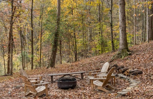 Hendersonville Apartment | Cute Cabin with Hot Tub 30 mins from Nashville