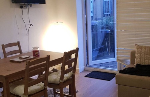 Southall Green Apartment | Cute, clean apartment with WiFi, 15 minutes away from Central London