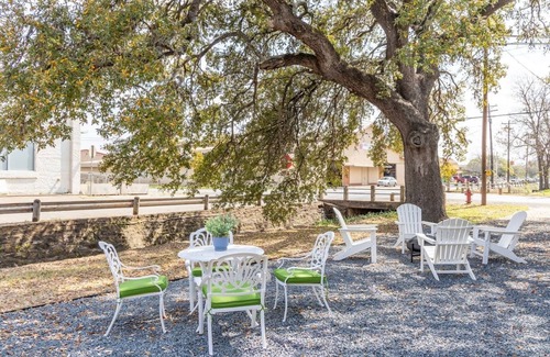 La Grange House | Cute, Comfy & Across from Ice Plant w/Fire Pit | The Lucy