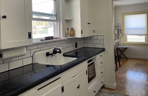 Burns House | Cute Cottage just blocks from downtown