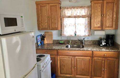 East Orleans House | Cute Cottage Retreat 1/2 Mile to Weeset Point Beach