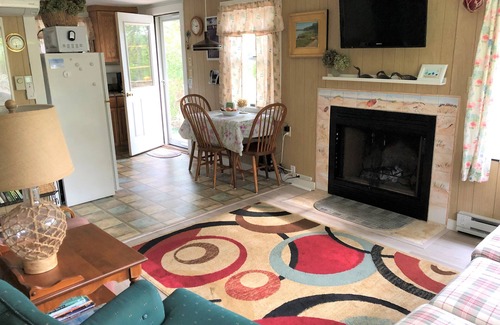 East Orleans House | Cute Cottage Retreat 1/2 Mile to Weeset Point Beach