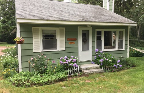 East Orleans House | Cute Cottage Retreat 1/2 Mile to Weeset Point Beach