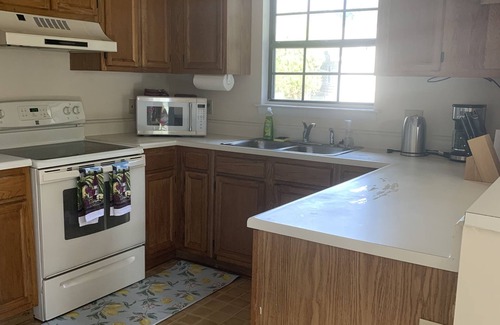Beaufort House | Cute home, great for MCRD families (entire home)