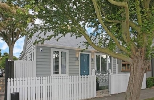 Christchurch City Centre Cottage | Cute Refurbished 1860's Cottage