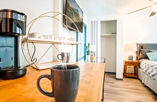 Central Oklahoma City Apartment | Cute Tiny house- Fence Yard- Kitchen- 3 mins to Plaza District- Best Promotion for Holiday